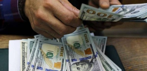كم بلغ سعر الدولار في السوق السوداء صباح اليوم؟!
