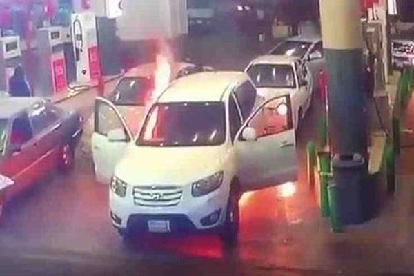 بالفيديو..  شاب سعودي  ينقذ أمه من حريق شب بسيارته أثناء تعبئة الوقود