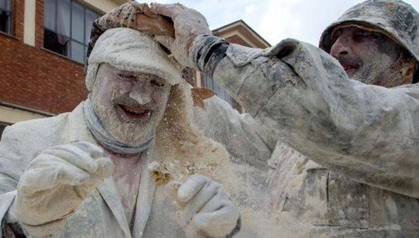 بالبيض والدقيق.. بلدة إسبانية تشهد معركة ضمن مهرجانها السنوي