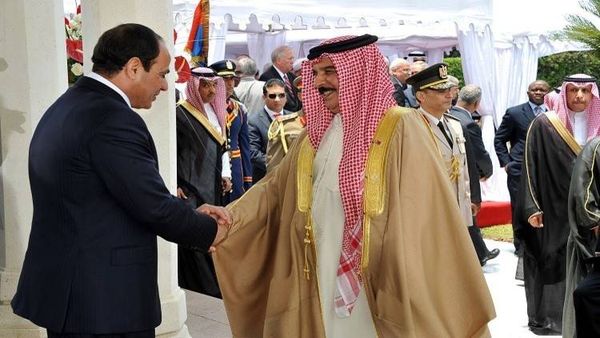 ملك البحرين يستقبل السيسي ويرحب بـ"عودة مصر"