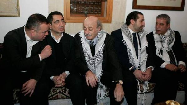 وليد جنبلاط يسلّم تيمور كوفيّة فلسطين... ماذا بعد؟