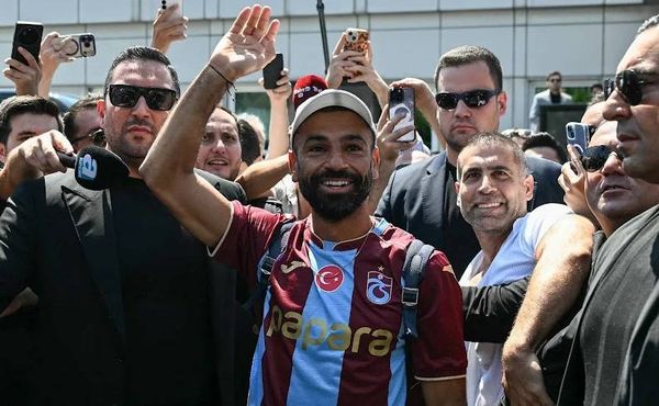 هوس جماهيري في تركيا.. آلاف المشجعين يستقبلون محمد صلاح