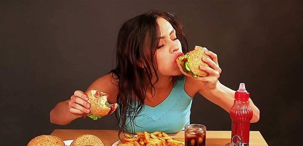 خلال الدورة الشهرية.. تجنبي هذه الأطعمة