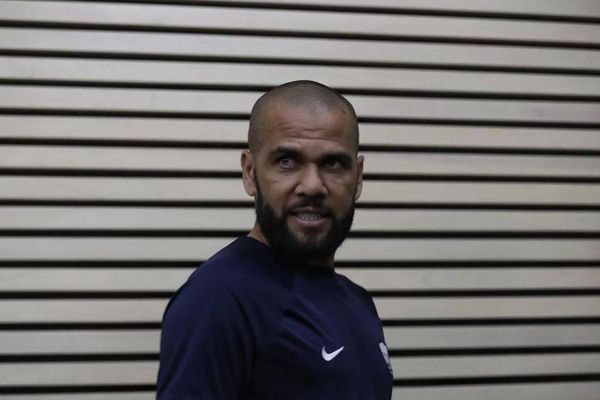 النيابة رفضت... لماذا لجأ داني ألفيس إلى مدرسة ولديه في برشلونة؟
