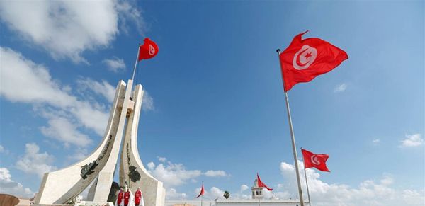 شبان في تونس يلقون بصديقهم من الطابق الخامس