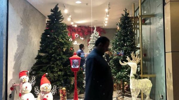 لأول مرة: سعوديون يحتفلون بعيد الميلاد.. شجرة الكريسماس وقبعات سانتا كلوز في شوارع المملكة (صور)