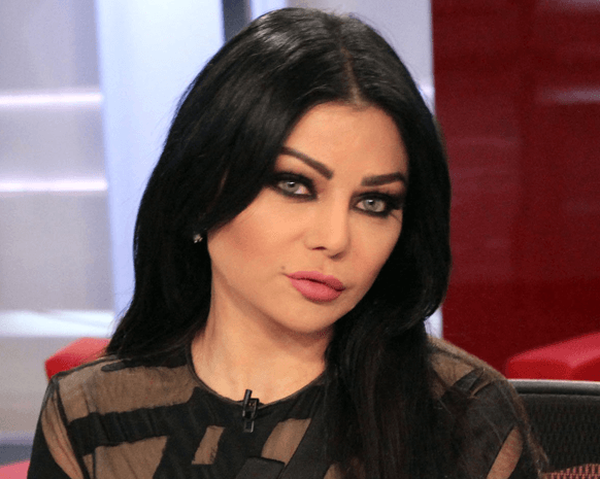 بالصور: هيفا وهبي ساحرة بجمالها وأناقتها في فستان قصير مثير!