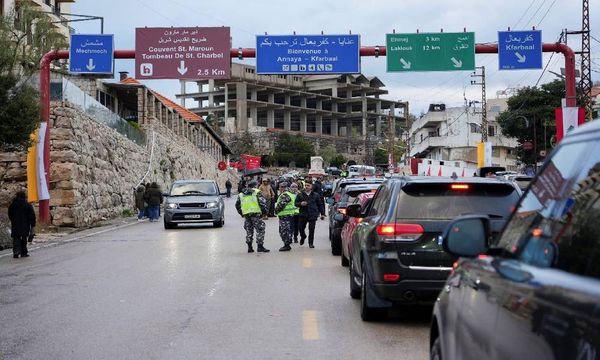 الرئيس عون في عنايا وحشود في مار شربل بانتظار وصول البابا