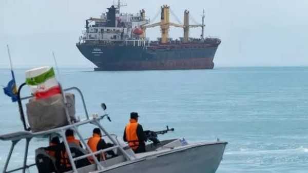 إيران تُحذّر السفن في هرمز.. غرامات واحتجاز ومصادرة