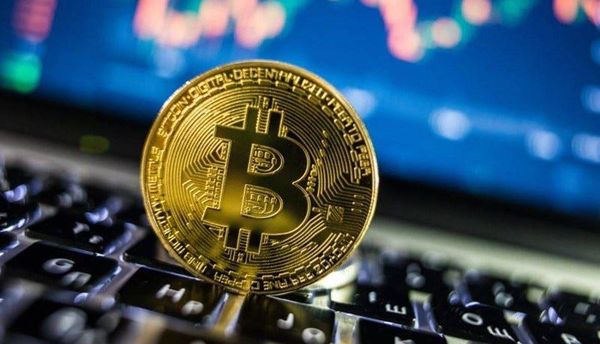 انخفاض سعر البيتكوين إلى أقل من 24 ألف دولار