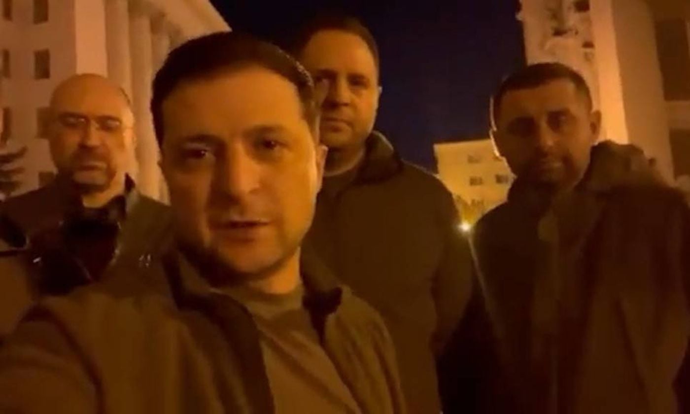 زيلينسكي ينشر فيديو من شوارع كييف: نحن هنا للدفاع عن بلادنا