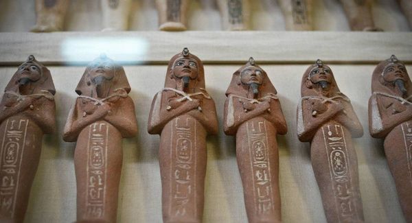 مصر... وزارة الآثار تتسلم 116 قطعة أثرية تم ضبطها في ميناء دمياط (صور)