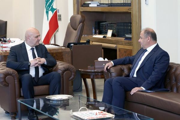 الرئيس عون تسلّم من رئيس المجلس الاقتصادي والاجتماعي والبيئي شارل عربيد مذكرة تناولت الأوضاع الاقتصادية والاجتماعية الراهنة والضغوط المعيشية، وتضمّنت اقتراحات استباقية ووقائية لتحصين الاستقرار الاجتماعي، من بينها إطلاق حوار وطني اقتصادي واجتماعي، بهدف بلورة إجراءات محددة لاستعادة الثقة وإنجاح مسار ا
