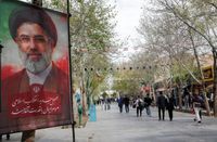 بعد غياب طويل.. صور مجتبى خامنئي تلوح في شوارع إيران!
