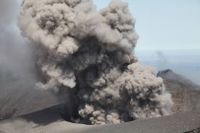 بركان في جزر الكوريل يقذف قنبلة ضخمة