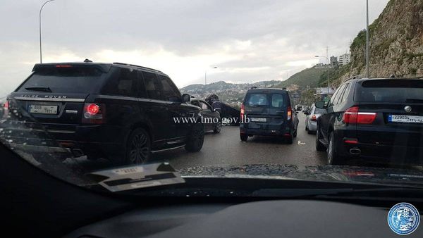 جريح نتيجة اصطدام مركبة بالفاصل الاسمنتي وانقلابها على اوتوستراد الجية باتجاه بيروت