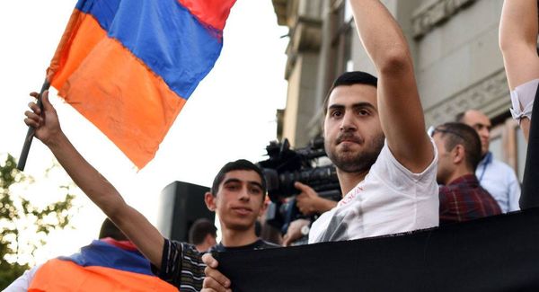 المعارضة الأرمينية تعلن إنشاء لجان "الثورة المخملية" وتدعو إلى التحرك