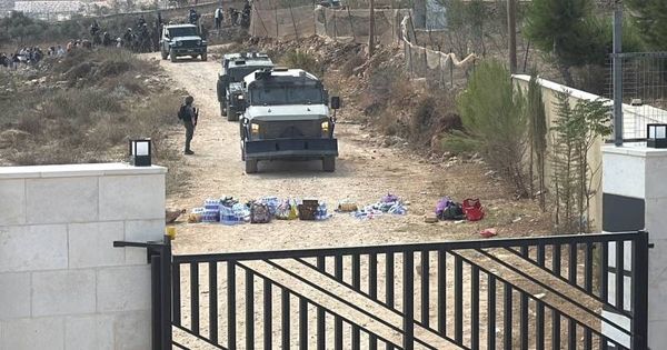 لليوم الثامن تواليا... مستوطنون يحاصرون 3 أسر فلسطينية في قصرة