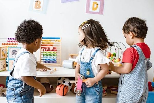 في غبار الفصول الدراسية.. بكتيريا شائعة مرتبطة بانخفاض وظائف رئة الأطفال