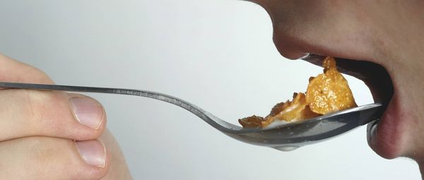 طريقة بسيطة تجعلك تأكل كميات اقل من الطعام