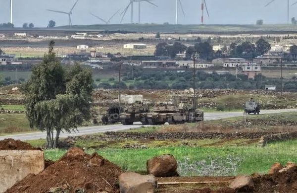 قوات الاحتلال في ثكنة الجزيرة تطلق نيراناً ثقيلة باتجاه المنازل في قرية معرية بريف درعا الغربي