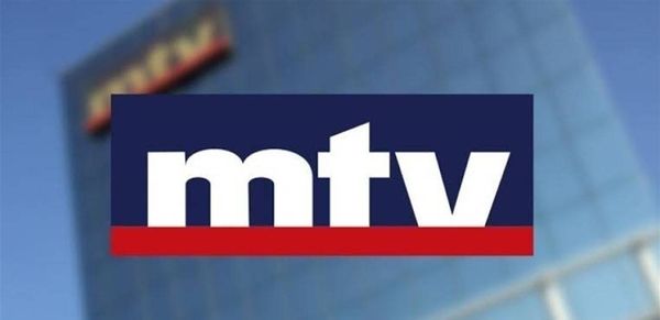 أطلت على كرسي متحرك.. مذيعة MTV تخرج من المستشفى وتنشر الصورة