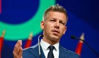 البرلمان المجري يرفع الحصانة عن رئيس الوزراء بيتر ماديار في قضية سرقة هاتف