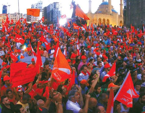 لبنان يشهد أعنف أزمة سياسيّة ووصل الى حافة الانهيار
الصراع بين السعوديّة وحلفائها مع عون والمنتصر من يربح الشارع
العونيّون لبّوا نداء عون.... واليوم التحدّي أمام السراي الحكومي