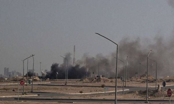 هجمات إيرانية تشعل حرائق في الكويت.. وإصابة عدد من رجال الإطفاء