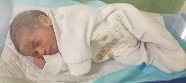 بالصورة: العثور على رضيع مرمي على أوتوستراد المنية - الضنية