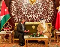 الملك عبدالله الثاني ونظيره البحريني يبحثان تطورات الملف السوري