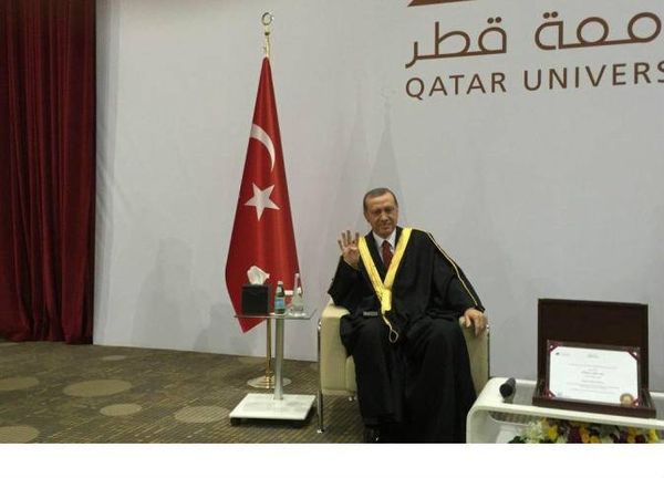 أردوغان يرفع “إشارة رابعة” من قلب جامعة قطر ماذا تعني ؟