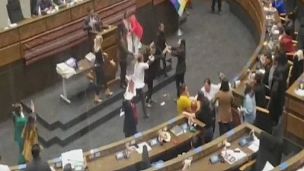 بالفيديو.. عراك عنيف في البرلمان البوليفي