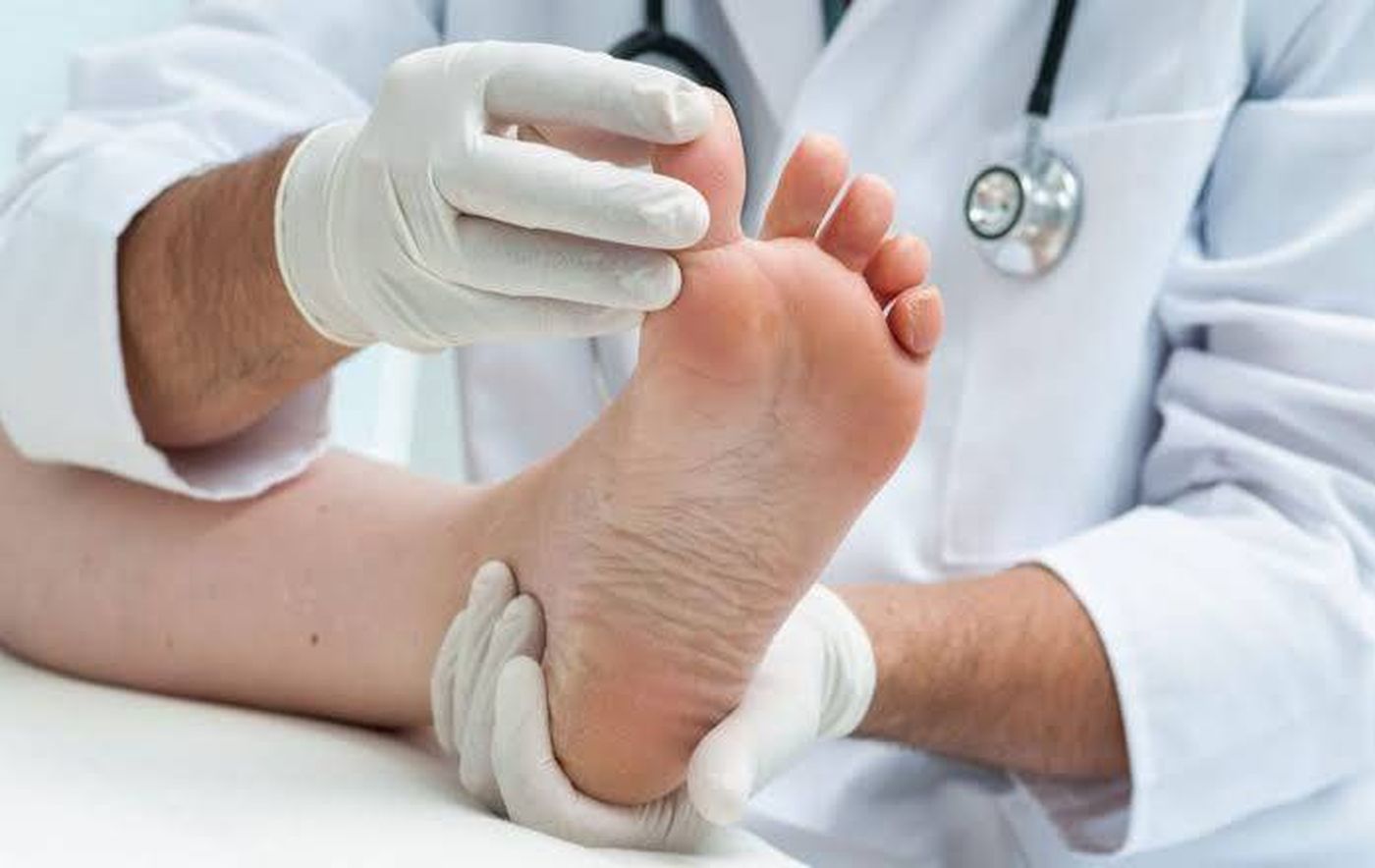 وخز بسيط قد يخفي مشكلة أكبر.. ما علاقة القدمين بفيتامين ب12؟