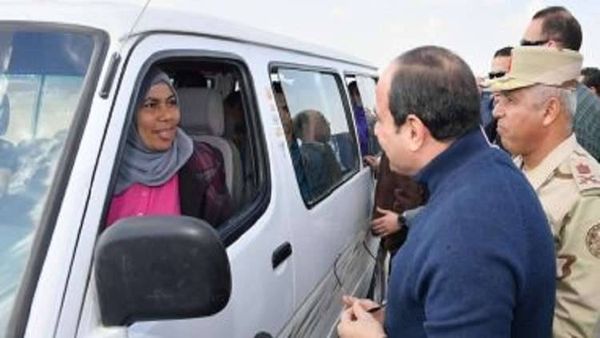 السيسي يجبر بخاطر سائقة "ميكروباص" بهذه الطريقة!