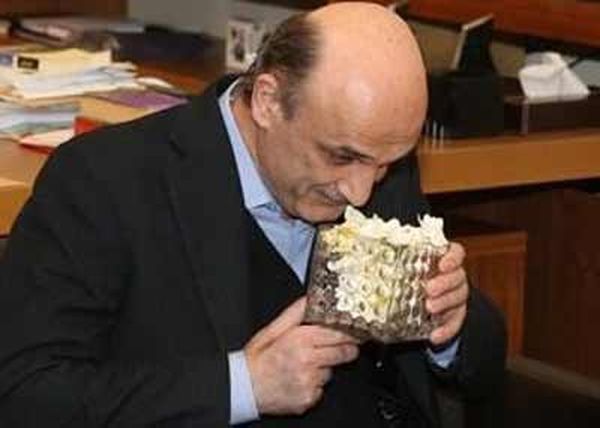 ... وقطف «الغاردينيا» من السراي
وقدّمها لجعجع