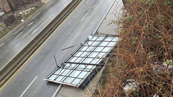 سقوط لوحة إعلانية في البترون