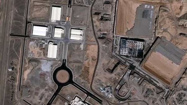إيران تعزز موقعاً استراتيجياً قرب نطنز.. ماذا يجري في جبل الفأس؟
