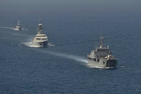 البحرية العُمانية تجلي 23 فرداً من طاقم ناقلة نفط قبالة مسندم وفقدان اثنين