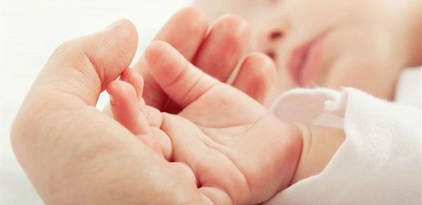 قصّة تقشعرّ لها الأبدان.. طبيبٌ يرمي ابنه في القمامة!