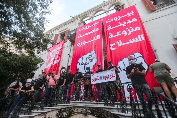 اليوم الخامس بعد الانفجار: لبنان على مفترق خطير...والحكومة في «العناية الفائقة»
مؤتمر دولي للاغاثة والدعم اليوم بمبادرة فرنسية ومشاركة اميركية واوروبية وعربية
الاحتجاجات تنفجر في بيروت واقتحام 4 وزارات واستقالة كتلة الكتائب