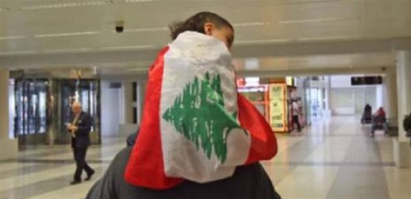 تراجع الأجور والأزمات المتلاحقة في لبنان تدفع الفئة الأكثر إنتاجاً للبحث عن فرص خارجية
