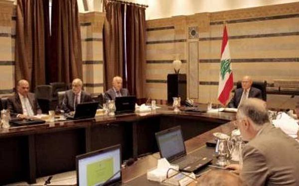 خليل سحب بند الغرامات على الشركات والمصارف من جدول الأعمال
مجلس الوزراء يُرجئ الوضع المالي والاتصالات
ويُشكّل لجنتين لمتابعة تلوّث الليطاني وأزمة السير