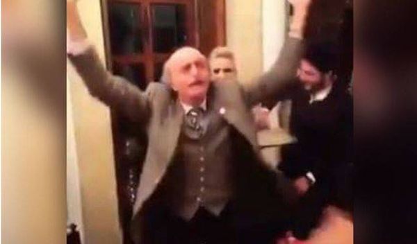 بالفيديو.. جنبلاط يحتفل بطريقة غريبة!