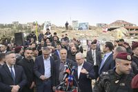 استقبال حافل لسلام في الجنوب... وعودة حرارة التواصل بين عون وحزب الله
هيكل عاد من واشنطن بتأكيد استمرار دعم الجيش والمشاركة في مُؤتمر باريس
الانتخابات في أيّار... وفتوى دستوريّة عن طريق الحكومة لقضيّة تمثيل ومُشاركة الاغتراب