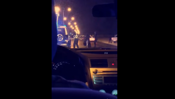 بالفيديو- فتاة تلقي بنفسها من سيارة خاطفها.. وهذا ما حدث!!