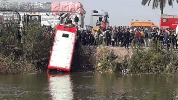 كارثة مرورية جديدة في مصر.. ارتفاع عدد ضحايا حادث الحافلة الغارقة إلى 24 قتيلاً