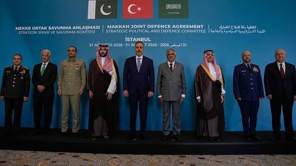 بيان سعودي مصري باكستاني تركي: نؤكد دعمنا للحكومة اليمنية الشرعية ومجلس القيادة الرئاسي ومساندة جهودهما