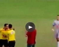 بالفيديو- حكم كرة قدم يشهر مسدسه بوجه لاعب