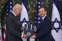 هرتسوغ يقلّد بايدن وسام الشرف الرئاسي